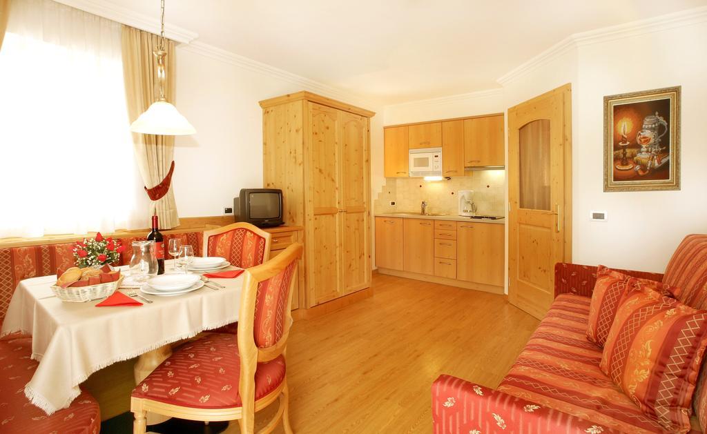 La Majon Apartments Selva di Val Gardena Rum bild