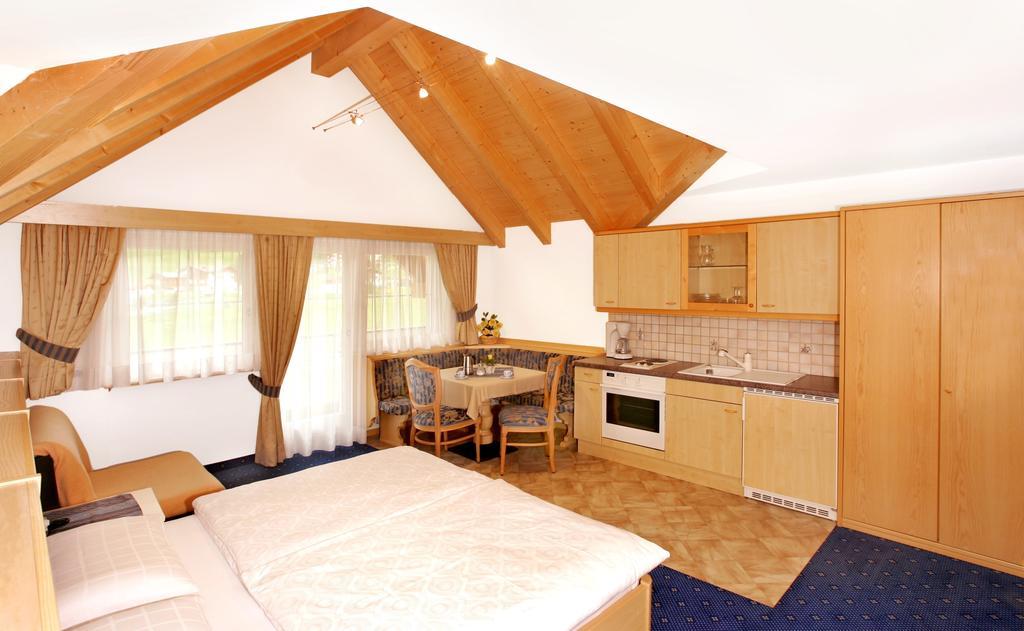 La Majon Apartments Selva di Val Gardena Rum bild